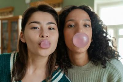 Two girls blowing gum bubbles is chewing gum good or bad kneib dentistry 